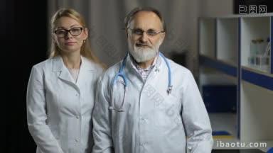 成功的医生团队站在医院里看着镜头微笑着，经验丰富的医生戴着眼镜，穿着制服